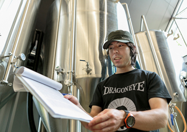 毎日、タンクの中のビールの状態を記す。その数値で発酵の度合いを数字的に図る。