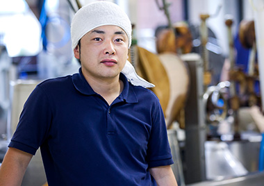「ふうせつ花」の石田逸平さん。専務として、製造や営業に携わる。「豆腐はつくればつくるほど、奥深い」と話す。