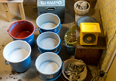 これらの釉薬を使って、tamari窯らしい色をつくり出していく。