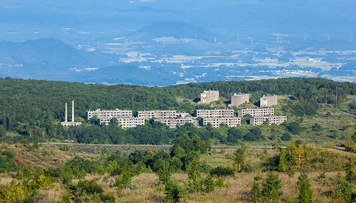 八幡平市柏台と八幡平山頂をつなぐ八幡平アスピーテライン沿いに建つ「旧松尾鉱山アパート群」。